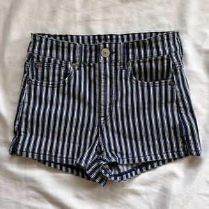 AMERICAN EAGLE MEDIUM WASH JEAN SHORT